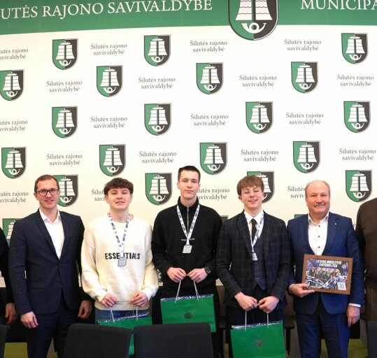Savivaldybės vadovai padėjo jauniesiems Šilutės krepšininkams