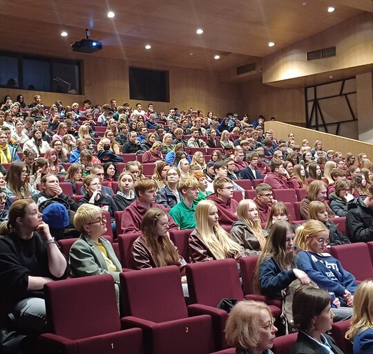 Šilutės rajone stiprinamas jaunimo saugumas skaitmeninėje erdvėje: organizuota filmo „Sugauti...