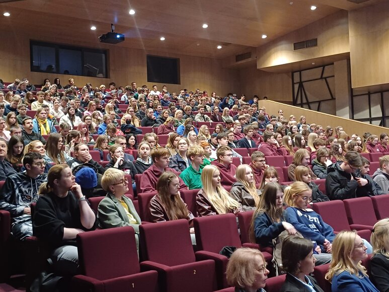 Šilutės rajone stiprinamas jaunimo saugumas skaitmeninėje erdvėje: organizuota filmo „Sugauti...