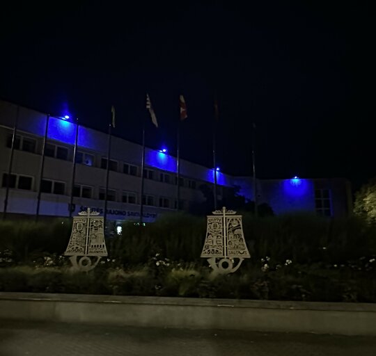 Šilutė nušvito mėlyna spalva