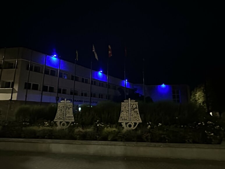 Šilutė nušvito mėlyna spalva